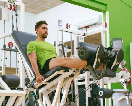 Latihan Menggunakan Mesin Leg Extension untuk Kaki yang Terbentuk dan Terdifinisi