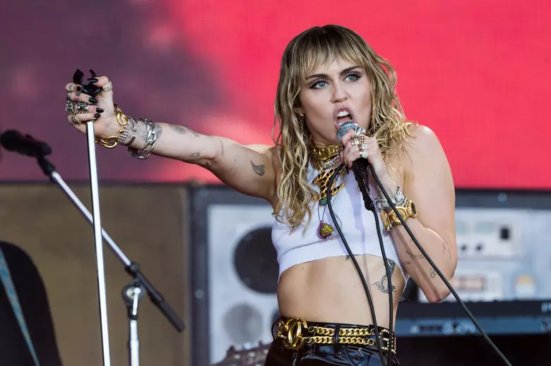 Miley Cyrus Bicara Jujur Tentang Hubungan Masa Lalu dan Proyek Musik Terbaru